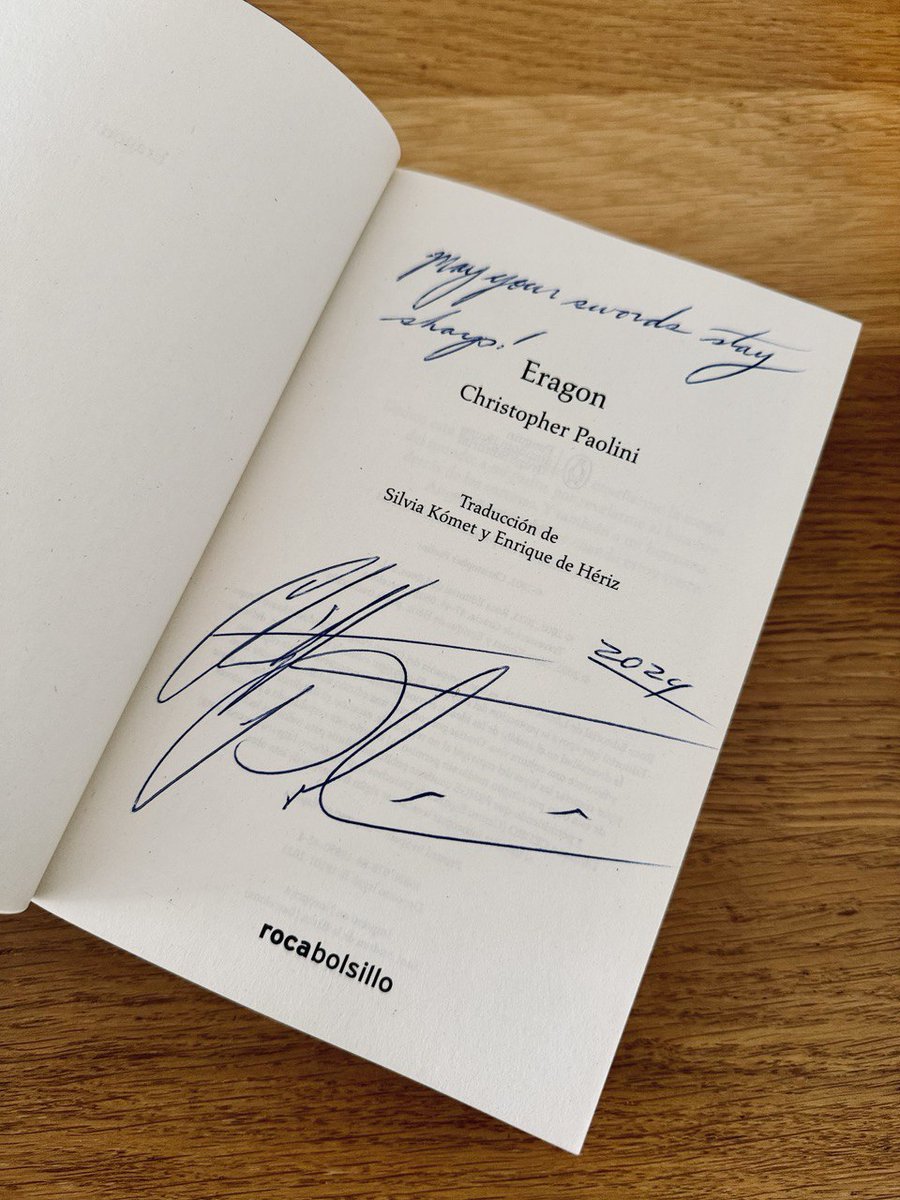 ¿Quieres CONSEGUIR este ejemplar de «Eragon» (que ha sujetado) FIRMADO por <a href="/paolini/">Christopher Paolini</a> para los lectores de Windumanoth? Solo tienes que:

-Seguir mi cuenta (@mangrii) y la de la revista (<a href="/Windumanoth/">Windumanoth</a>).
-Dar💖 y 🔁a esta publicación.

Sorteo válido SOLO para España hasta el 28/07/24