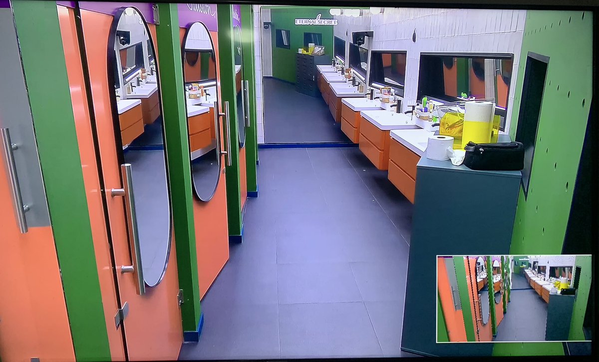 Lacasa_famosos's tweet image. ¡DECEPCIONADOS!

La Casa De Los Famosos México está recibiendo muchas críticas en su primer día, el servicio de vix @VIX comenzó a censurar, se traba la trasmisión, el audio es horrible y ponen anuncios cada minuto a pesar de que tengas Premium.
QUÉ OPINAS?
#LaCasaDeLosFamososMx