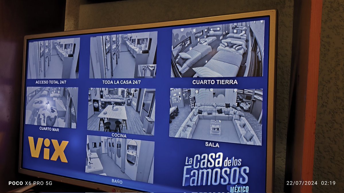 Lacasa_famosos's tweet image. ¡DECEPCIONADOS!

La Casa De Los Famosos México está recibiendo muchas críticas en su primer día, el servicio de vix @VIX comenzó a censurar, se traba la trasmisión, el audio es horrible y ponen anuncios cada minuto a pesar de que tengas Premium.
QUÉ OPINAS?
#LaCasaDeLosFamososMx