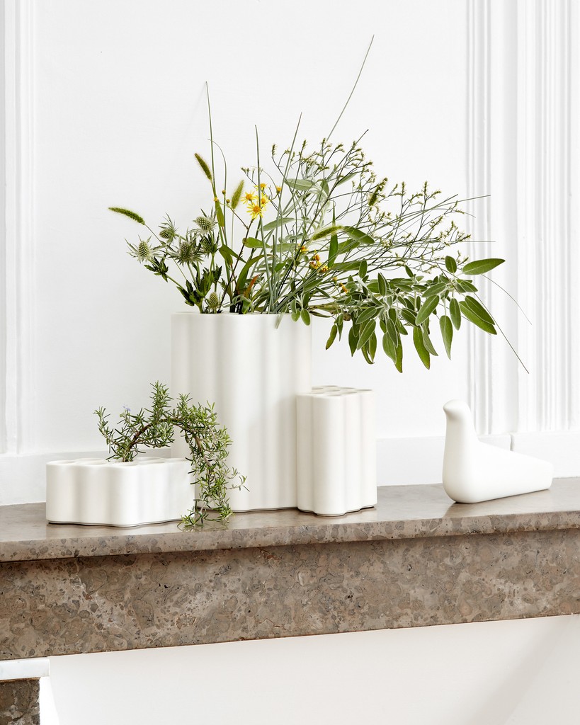 The Nuage vases in ceramic are elaborately handcrafted, resulting in scarcely discernible differences that make each charming vase a unique object. 

vitra.com/living/product…

#Vitra #Bouroullec #HomeStories