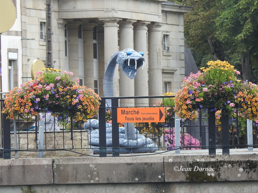 JeanDornac's tweet image. Il y a beaucoup, mais beaucoup de siècles, dans le Léguer, il y avait un monstre que nous découvrons ici... et on le voit de loin... #siècleqs #monstre #pont #léguer #Lannion #CôteArmor #Bretagne #France