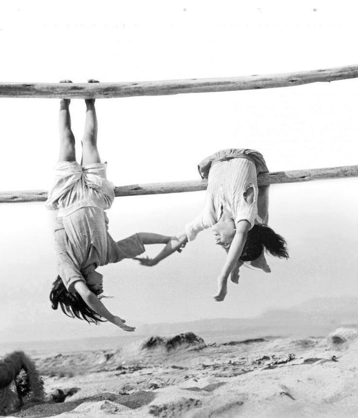 Her sabah bir çocuk uyanır içimde.
Her şeye inat gülümseyerek.
Umursamadığımdan değil, duyumsadığımdan hayatı.
Hesapsızdır yaşamak, alıp verdiğim nefes bile emanetken...
Nazım Hikmet Ran