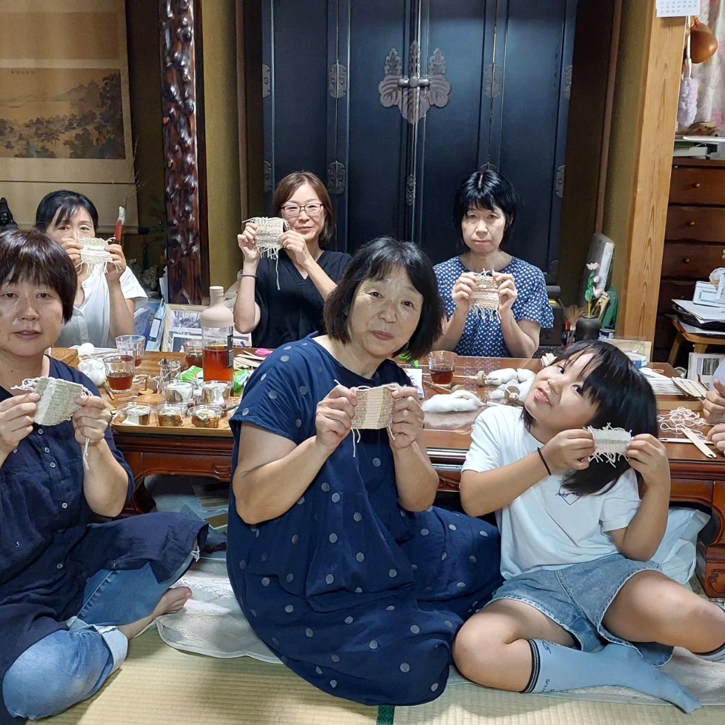 moemore's tweet image. 「和綿とオーガニックコットンでコースター」、作りましたよ😃💕
***フェアトレード夏休み企画、メイドインアースの前田代表が講師で出前授業***ふわふわで可愛い「コースター」が出来上がりました！
#田中惣一商店
#刃物専門店
#フェアトレードショップ
#メイドインアース