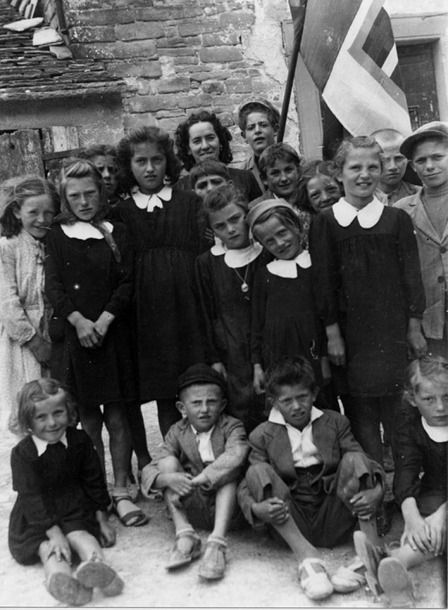 Il #22luglio 1944 a #Tavolicci (#Forlì), i tedeschi e molti italiani mascherati, trucidarono 64 civili di cui 19 bambini di età inferiore ai 10 anni. Alcune donne che tentarono di fuggire furono massacrate. Una bimba di cinque anni fu trovata completamente sventrata.