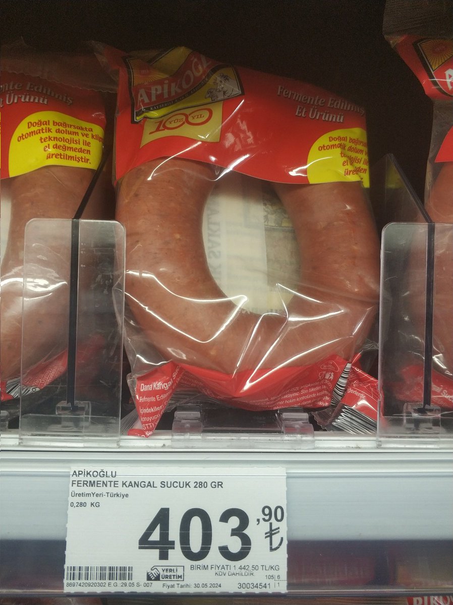 Bir market zincirinde 1 Kg sucuk 1442 TL den satışa sunuldu. Bir aylık Asgarî ücret ile 12 KG sucuk alınabiliyor.