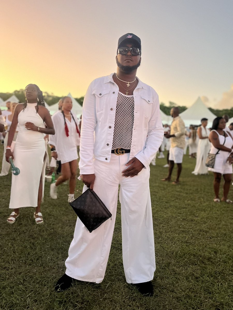 AkhnatenB's tweet photo. Adding flavor to the pot 🤑 #Weekends #AllWhiteParties https://t.co/6T5sdFq54Y