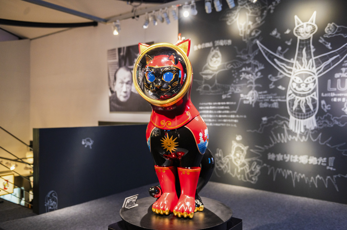 展示室中央に鎮座する《赤黒漆生命樹猫》。 BIG CAT BANG から現在に