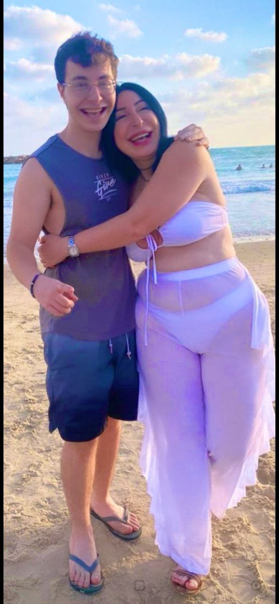 هيا دي اختك المحترمه اللي ميطلعش من بؤقها اي كلمه عيب ومربيها ع الاخلاق و الفضيله 🥵🤭
واخداك في حضنها علشان تكبر قرونك