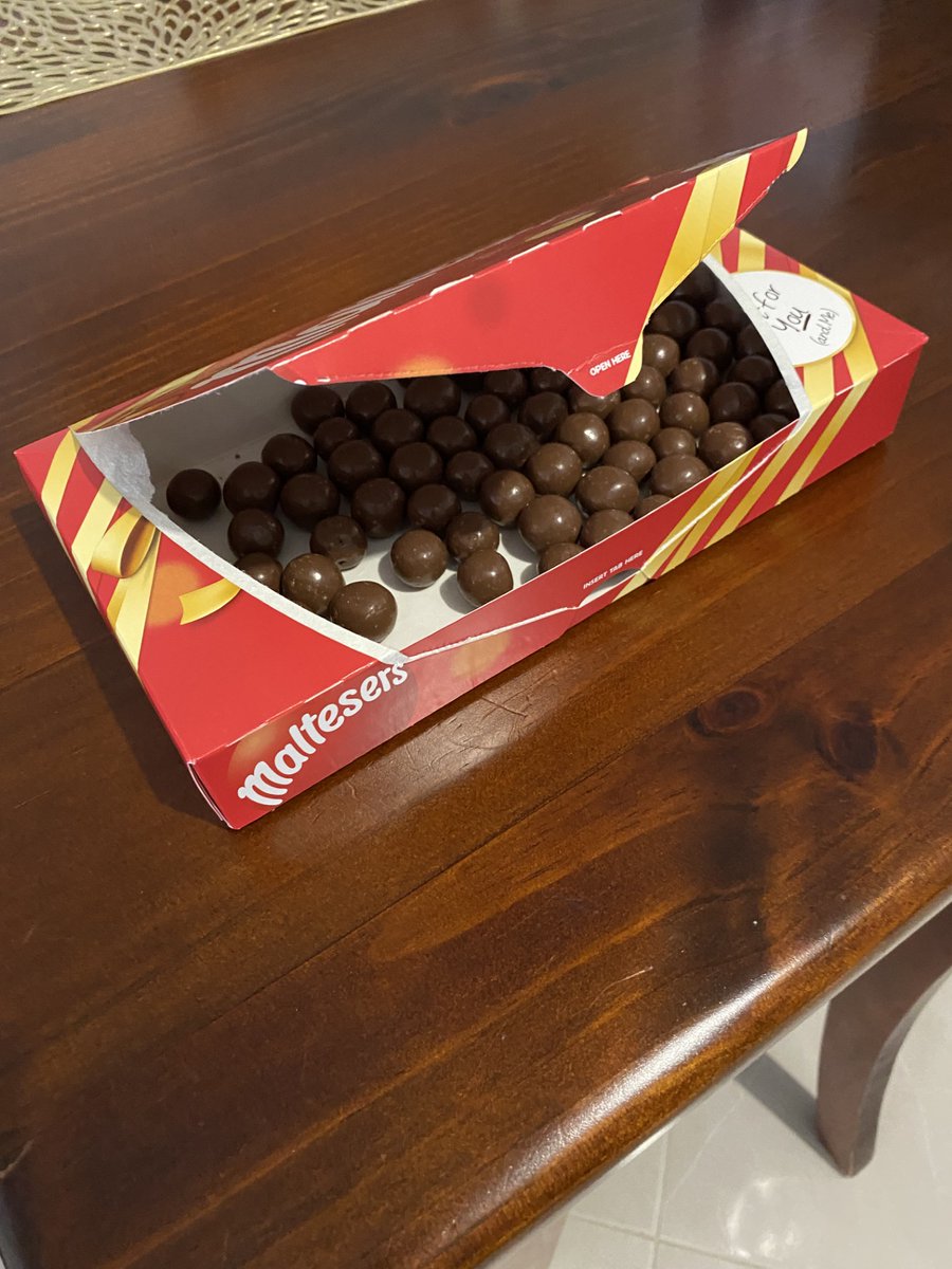 AnnaWillett9's tweet photo. Are my hands getting bigger or are Maltesers getting smaller? 🤔 #deepthoughts #chocolateponderings #writerslife https://t.co/r9R4rsXWvb