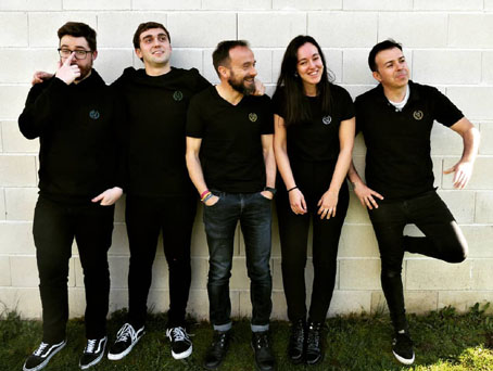 Este grupo de #OCarballiño (#Ourense) <a href="/suenos_de_itaca/">Sueños de Ítaca</a> hace #pop desde 2014. Un pop tirando a clásico o con una patina de 'estos tiempos'. En 2017 publica su primer Lp, Hugo, del que radiamos Apostando a ganador, Aventura, Hipócrita, Hugo y Polifemo. lascallesdelpop.net/Lista%20Entrev…