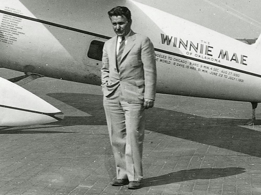mariobianchi18's tweet photo. Il #22luglio 1933 l'aviatore USA #WileyPost, a bordo del suo aeroplano Lockheed Vega, è il primo uomo a fare in solitaria un volo di circumnavigazione del globo terrestre, percorrendo 25.000 km in poco più di 7 giorni e 18 ore. Uno degli aeroporti di Oklahoma porta il suo nome. https://t.co/CDpLZQ2jCJ