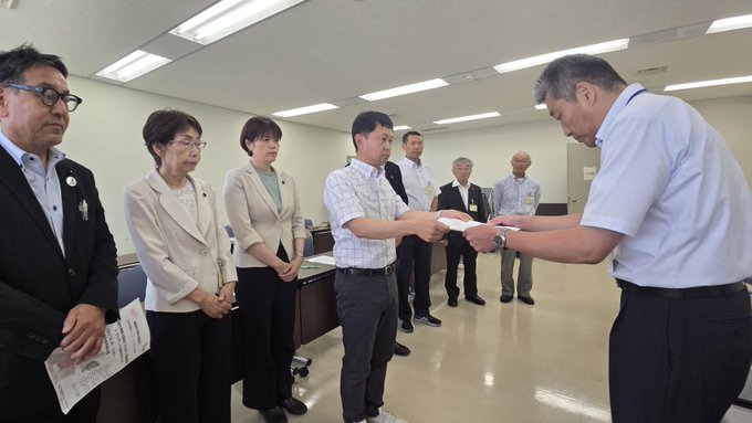 申入書を渡す大平と要請団。