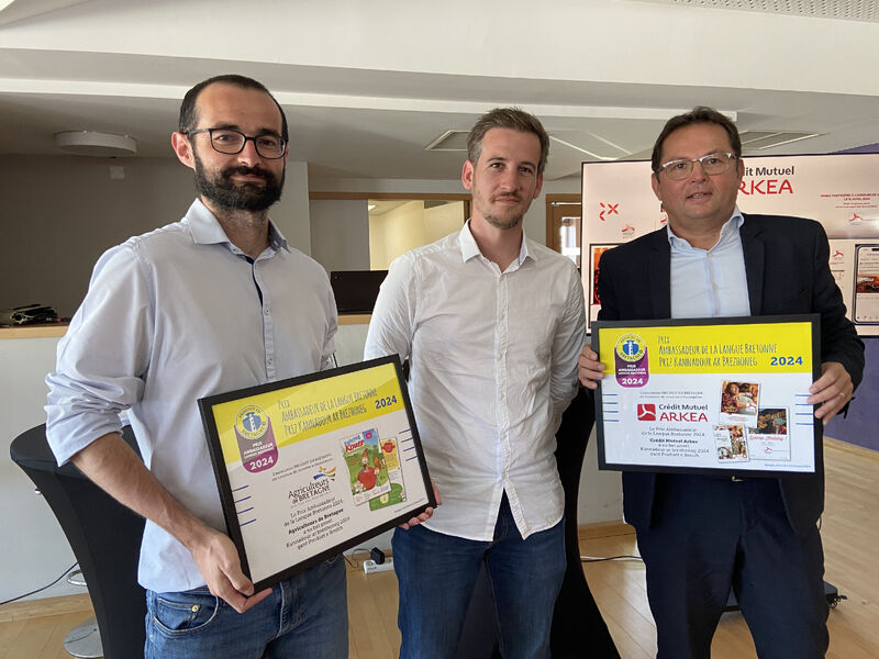 Le <a href="/CMBretagne/">CMBretagne</a> a reçu le prix d'Ambassadeur de la langue bretonne remis par <a href="/produitenbzh/">Produit en Bretagne</a>  qui récompense sa démarche d’intégrer le Breton dans sa communication quotidienne pour valoriser son ancrage territorial et son engagement pour la culture bretonne.