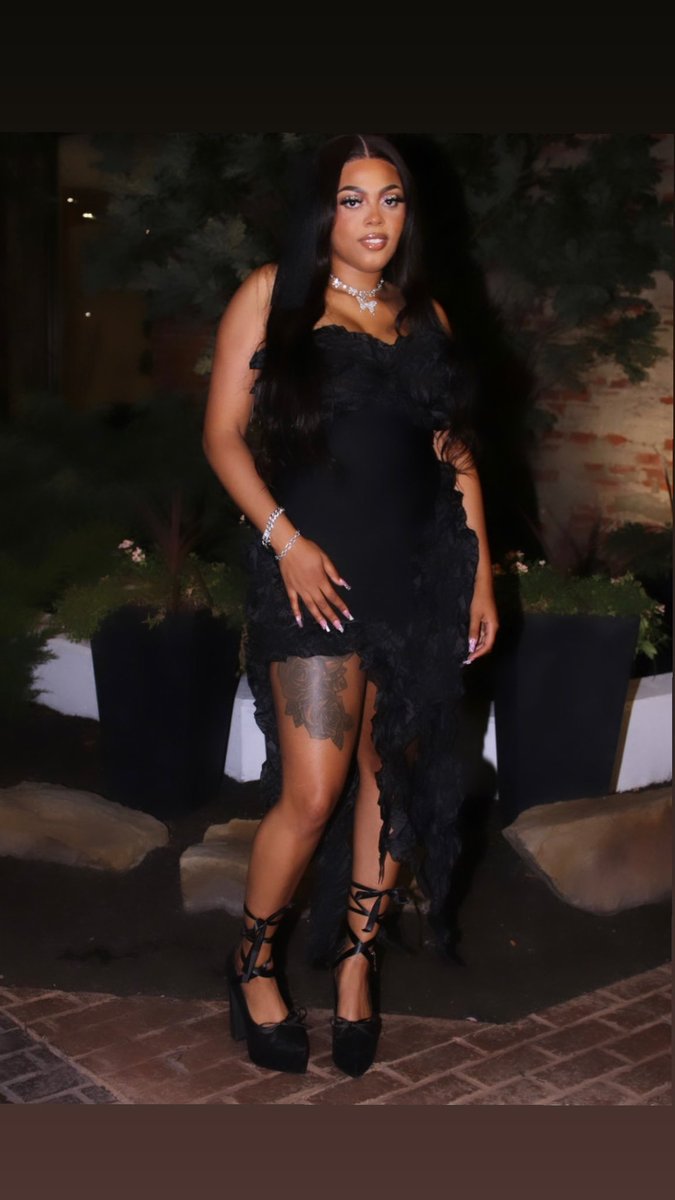 iamshawnaa's tweet photo. Happy birthday to muah 💋🖤😘 #20Fine💋 https://t.co/ZL7M9eugHC