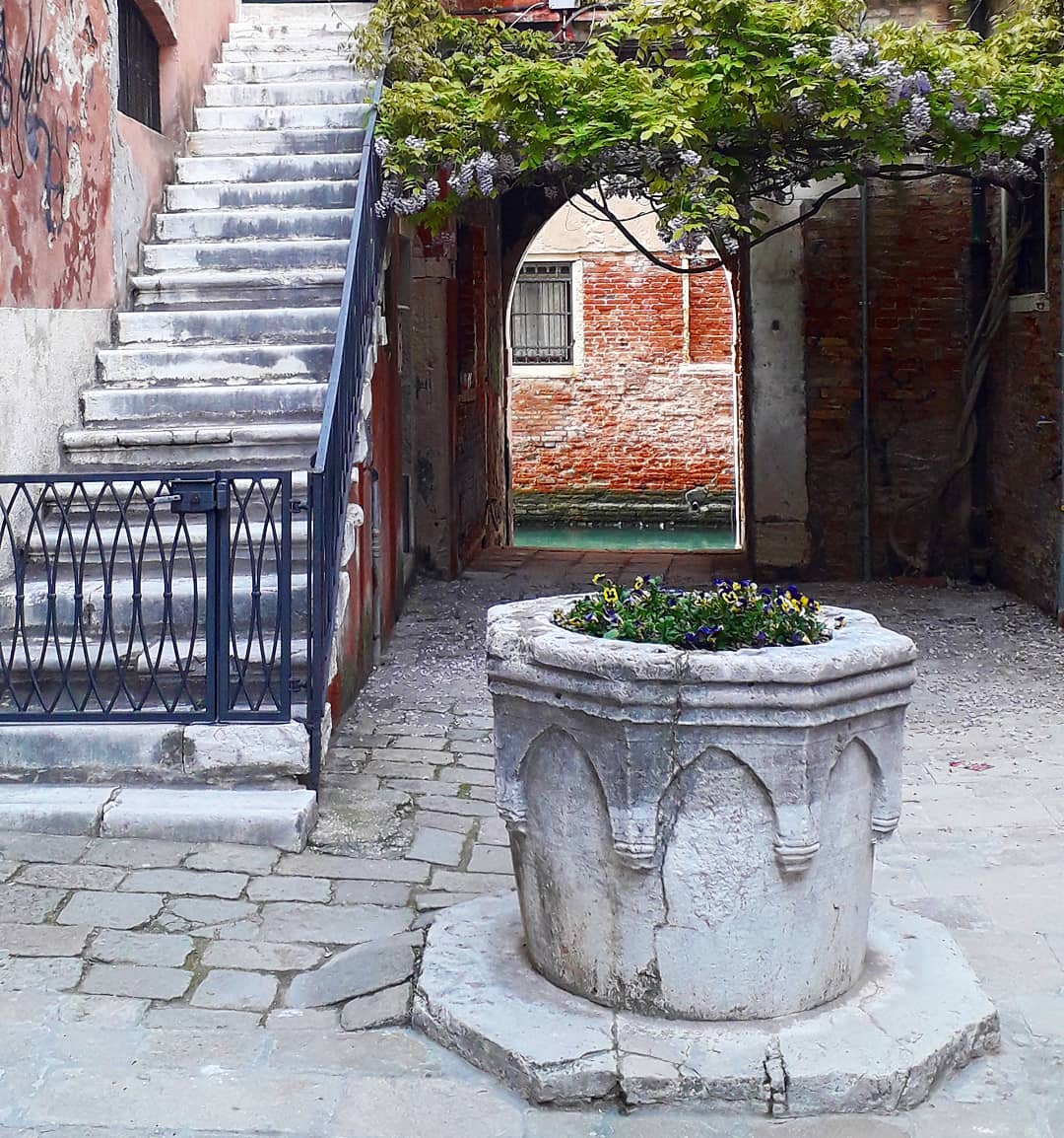 EnjoyRespectVe's tweet photo. Venezia #SCONTA
Posiamo i nostri passi su quelli dei tanti scrittori che ci hanno preceduto, come UGO PRATT:
"Certe corti celate ancora oggi dietro muri gelosi, con numeri civici che si reinventano quando qualche profano guarda troppo a lungo."
#detourism #EnjoyRespectVenezia https://t.co/ztBJSrsL0e