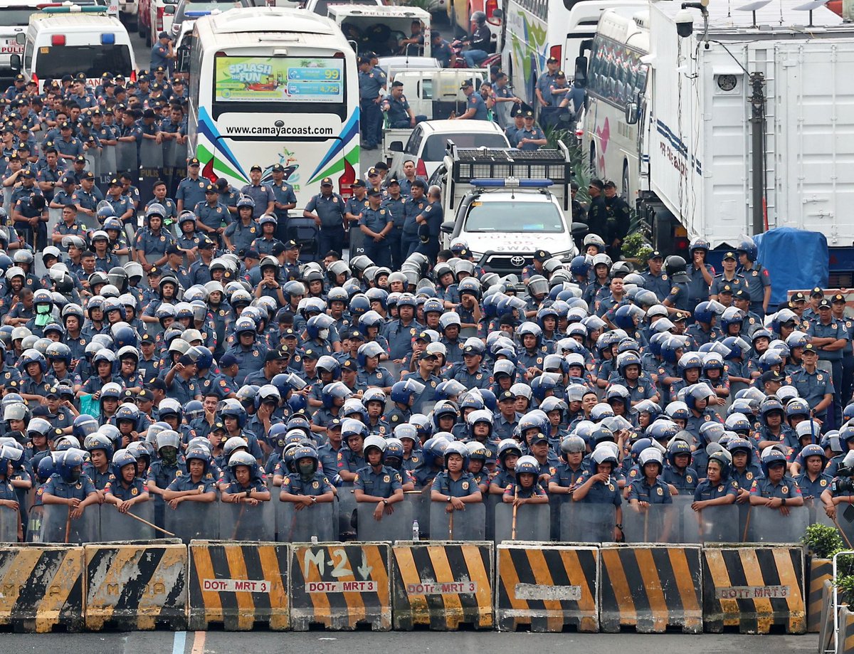 Choose your fighter. 
Dun tayo da taongbayan. #PeoplesSONA