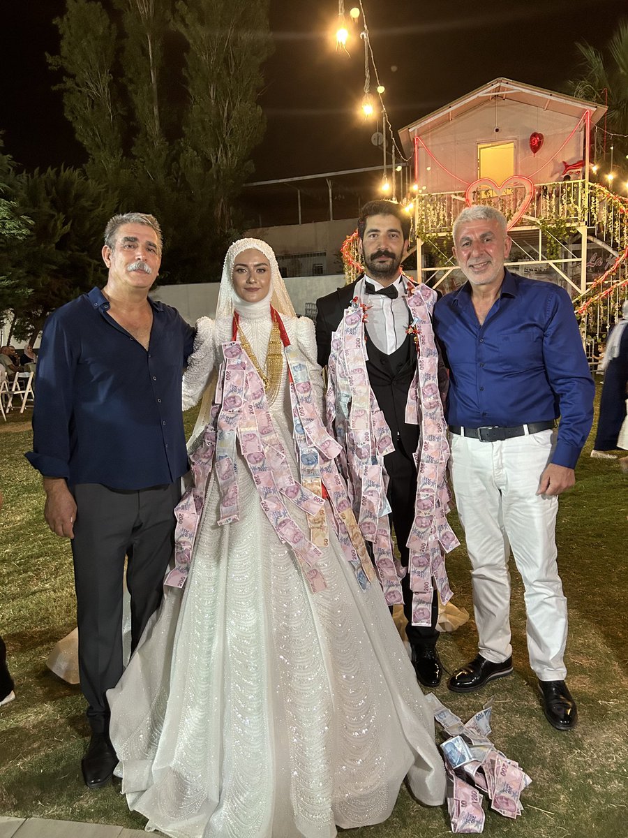 Ş.urfanın Siverek eşrafından kıymetli dostum kardeşim ibrahim alın 21 çocuğundan 5.cisi olan sevgili oğlu Yılmaz ve nursenin  düğün merasiminde bulunduk çiftlere ömür boyu mutluluklar diliyorum..