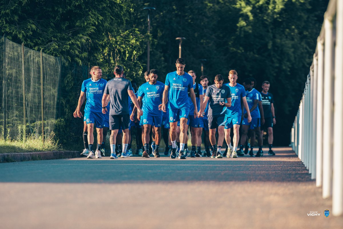 estac_officiel's tweet photo. 𝑫𝒆 𝒃𝒐𝒏 𝒎𝒂𝒕𝒊𝒏 🏃‍♂️🏁

Footing à 𝟕𝐡𝟑𝟎 pour nos Bleu et Blanc ce lundi. On ne perd pas de temps, direct au boulot ! 💪👊

#TeamESTAC 🔵⚪️ https://t.co/iiGPbb9iH7