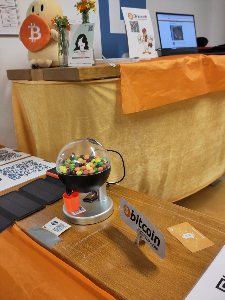 haraldbetz's tweet photo. EINUNDZWANZIG Oberland war 2 Tage auf dem Kulturknall-Festival in Murnau:
🙌 Unzählige gute Gespräche über #Bitcoin
⚡ Überraschte Besucher wie einfach eine Wallet zu installieren ist
🔮 Candy Automaten leergefuttert
🐔 Hühner in Dreieich  &amp;
🐈‍⬛ In Zürich überfüttert
Mega-Event! https://t.co/HJvSgWM3FF