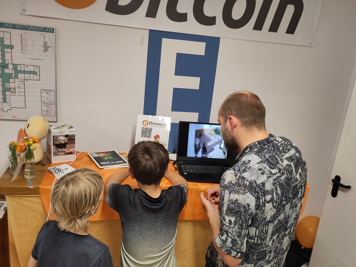 haraldbetz's tweet photo. EINUNDZWANZIG Oberland war 2 Tage auf dem Kulturknall-Festival in Murnau:
🙌 Unzählige gute Gespräche über #Bitcoin
⚡ Überraschte Besucher wie einfach eine Wallet zu installieren ist
🔮 Candy Automaten leergefuttert
🐔 Hühner in Dreieich  &amp;
🐈‍⬛ In Zürich überfüttert
Mega-Event! https://t.co/HJvSgWM3FF