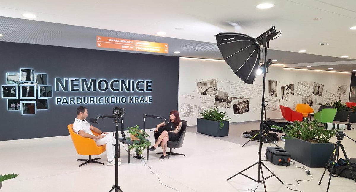 Zakazovat dětem cokoli, co nám, dospělým, přijde nebezpečné, udělá z dětí ustrašené nemotory, říkám já.
A potvrdil mi to v podcastu řekl primář ortopedie Pardubické nemocnice Petr Hoza.
„Pokud budete dítě celé dětství krotit, aby nelezlo na strom, nelezlo na prolézačky, nelezlo