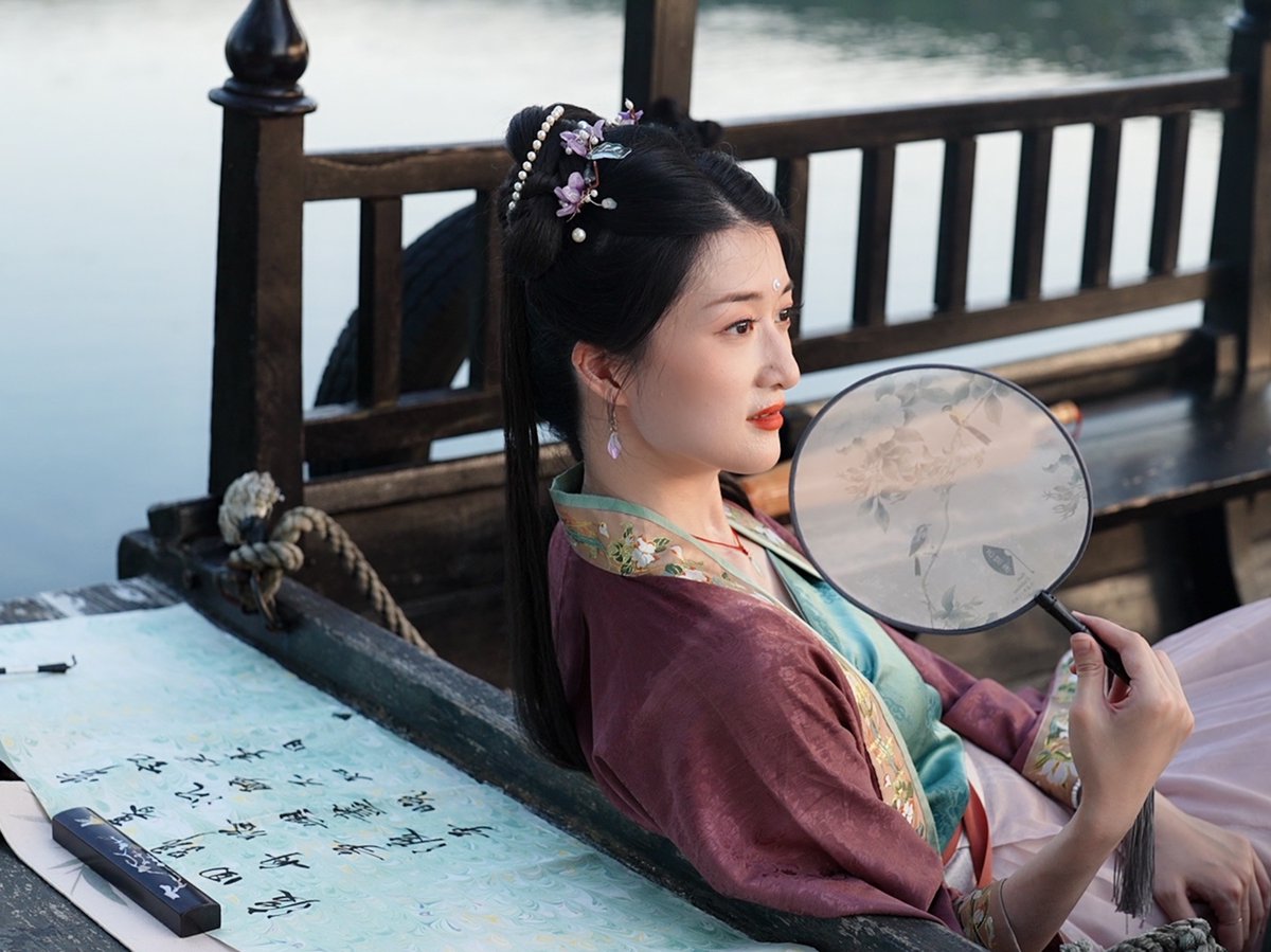 AmazingHanfu's tweet photo. 【#HanfuCitywalk | 渔舟唱晚 愿君安康】
The Major Heat or "Da Shu" in Chinese is the 12th solar term on the Chinese lunar calendar.
CGTN's Cherry Qiu decided to dress up in a Song Dynasty-style pleated skirt with "pearl" make-up! #RisingStarCities #StarCities https://t.co/3kz1H6hbvU