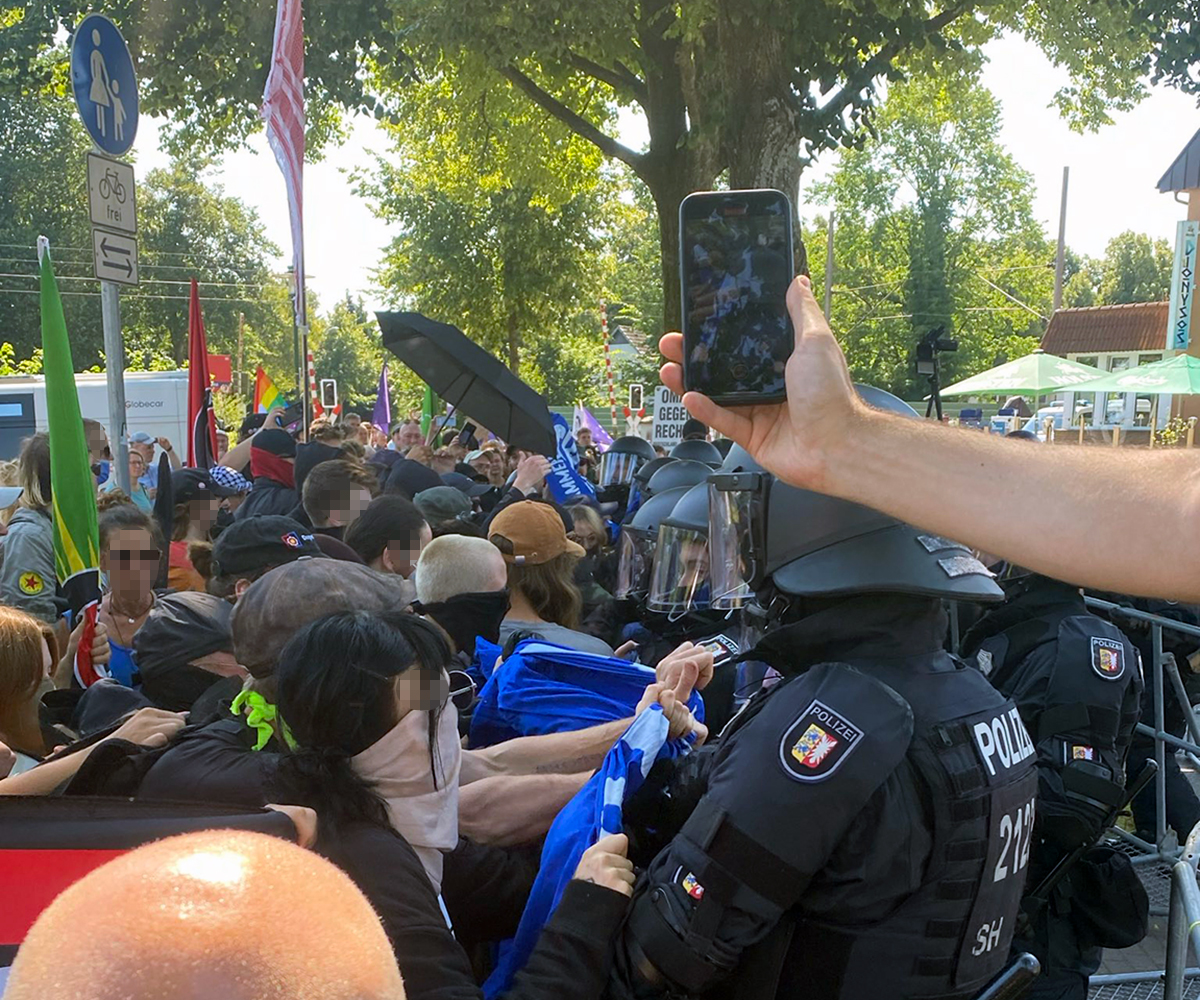 antifa_kiel's tweet photo. Bis zu 200 #Antifa|schist:innen folgten am Samstag der spektrenübergreifenden Mobilisierung & stellten sich spontan dem "Tag des Vorfelds" der AfD SH in der Taverna Dionysos in #Neumünster-#Einfeld entgegen. Die Faschistentagung floppte mit 50-70 Teilnehmer:innen. #noafdsh #noafd https://t.co/Nt8k8lddxh
