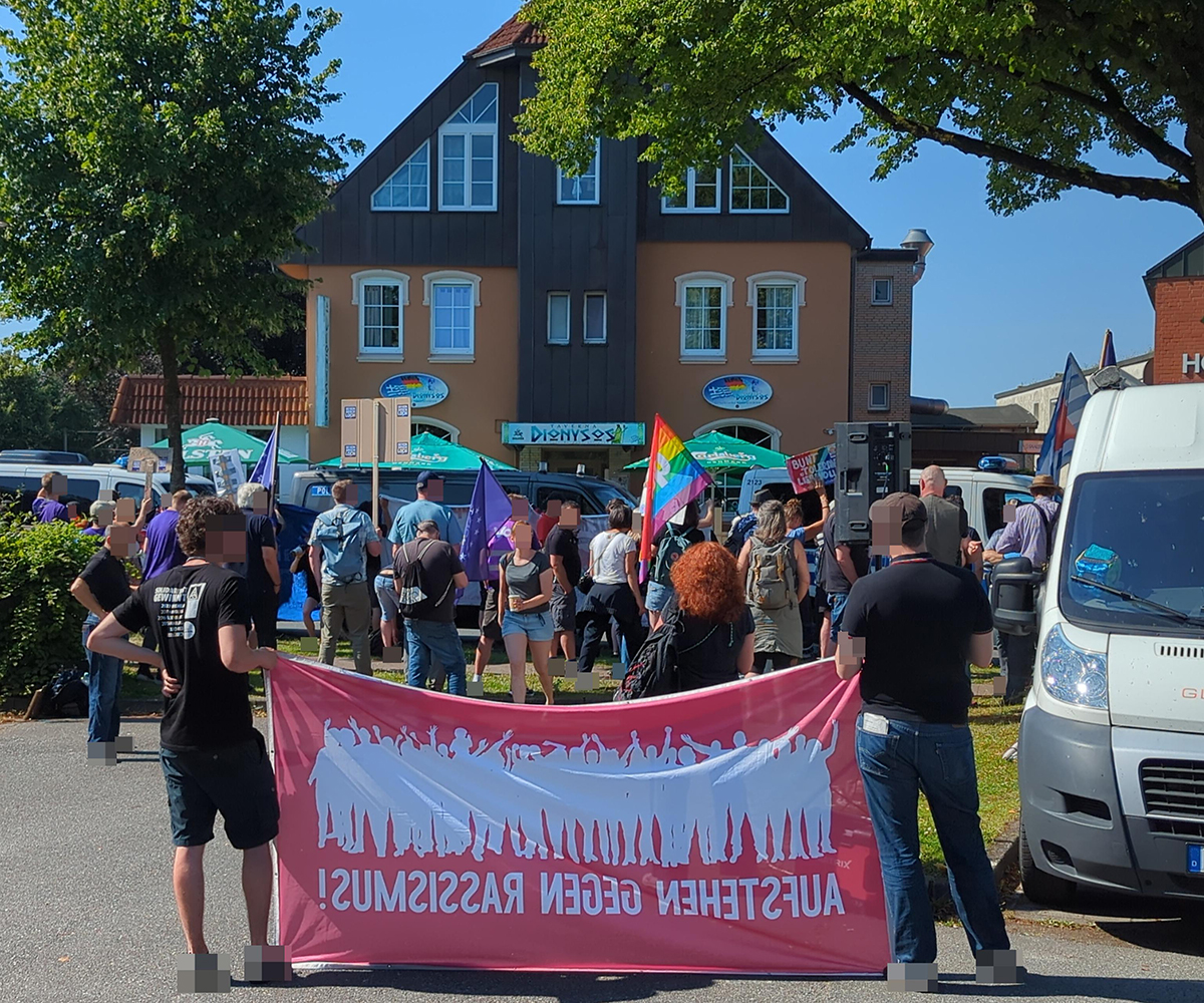 Bis zu 200 #Antifa|schist:innen folgten am Samstag der spektrenübergreifenden Mobilisierung &amp; stellten sich spontan dem "Tag des Vorfelds" der AfD SH in der Taverna Dionysos in #Neumünster-#Einfeld entgegen. Die Faschistentagung floppte mit 50-70 Teilnehmer:innen. #noafdsh #noafd