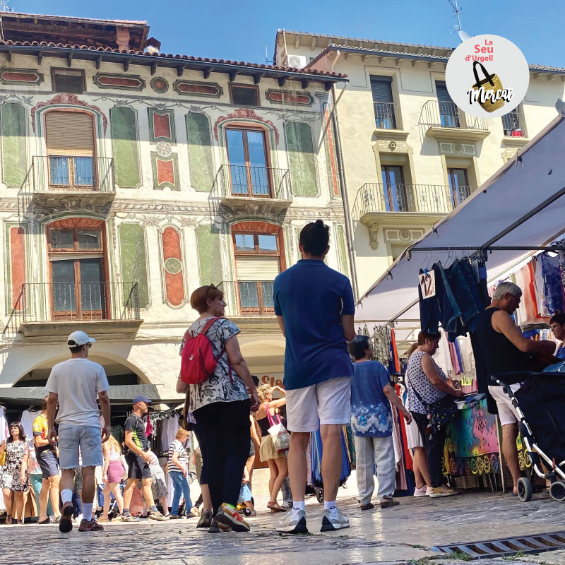 Cada dimarts i dissabte, el mercat de la Seu omple els carrers del nucli antic amb tots els productes que necessites per omplir l’armari i el rebost.
🍅 Fruita i verdura
🧀 Làctics
🍯 Mel
🥜 Fruits secs i dolços
🥓 Embotits
🍃 Espècies
👖 Roba
🥿 Calçat
👛 Complements i bijuteria