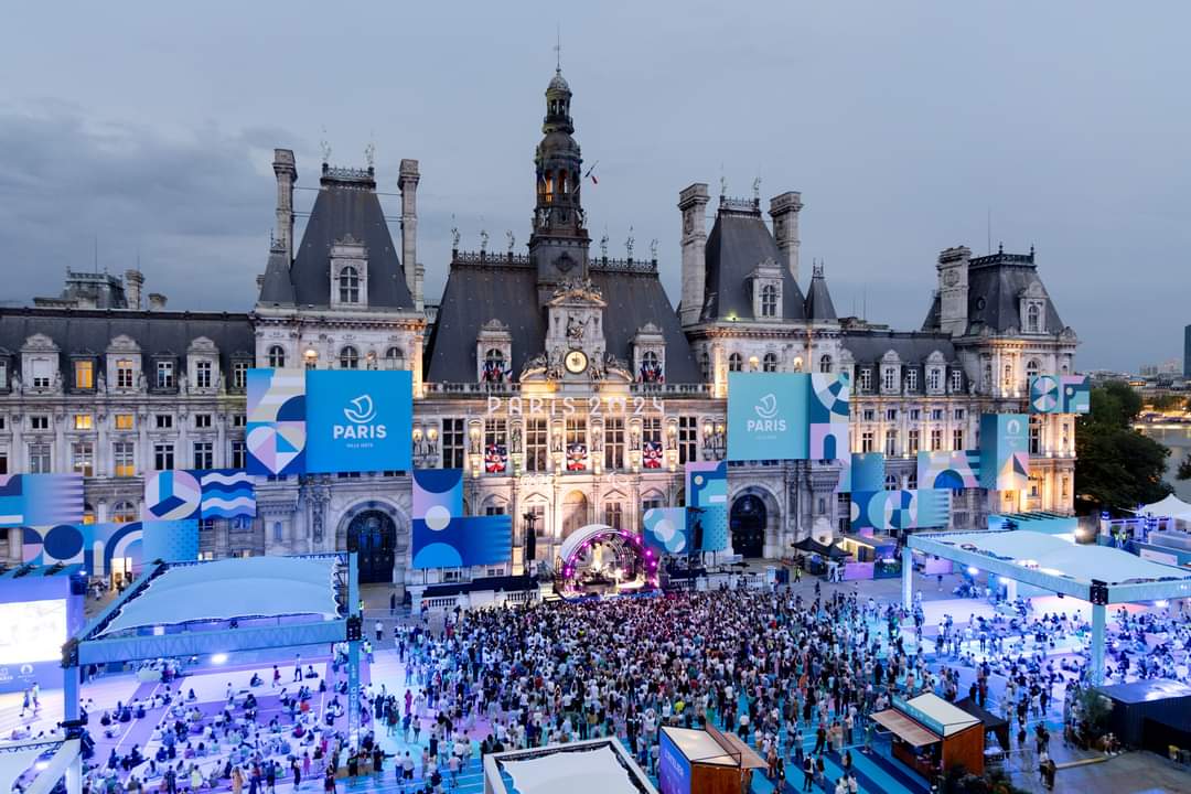 A l’occasion de l’ouverture de la terrasse des Jeux, le site de festivités du parvis de l’hôtel de ville <a href="/ville_de_paris/">Ville de Paris</a> la troupe étudiante #UDanse <a href="/FFSportU/">FFSU</a>  a été associée à la fête avec la présentation de la #DansedesJeux. Un lieu magnifique😍pour célébrer les #JOP <a href="/Paris2024/">Paris 2024</a>