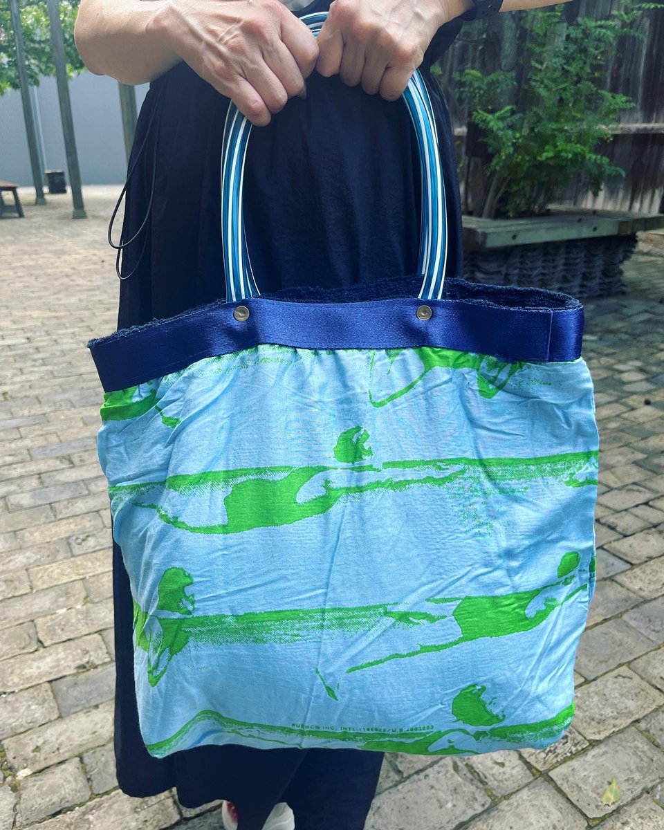 element5429's tweet image. ユーズドのホースやベルトを使用してリメイクされた雰囲気抜群のプールバッグが入荷しました🙌
容量もたっぷりで内ポケット付きで夏のおでかけにピッタリ✌️
内側の生地も可愛いのでひっくり返してリバーシブル使いもオススメ🫡
#プールバッグ
#poolbag
#アウトドア
#高松市
#北浜アリー
#雑貨屋