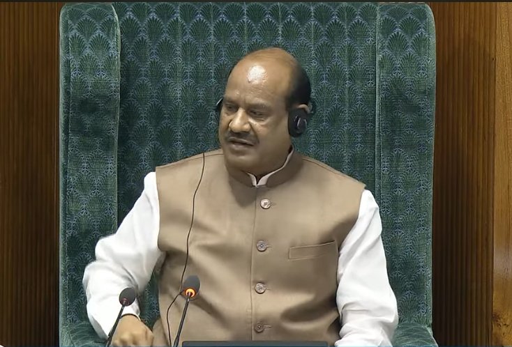 देश की वित्त मंत्री निर्मला सीतारमण जी ने बहुत बड़ी बात स्वीकार की है।

निर्मला सीतारमन जी लोकसभा में बोल रहीं थीं तभी अचानक से उनका माइक बंद हो जाता है तो निर्मला सीतारमन जी कहती हैं कि 

यहां केवल ऑपोजीशन का ही माइक बंद नहीं होता बल्कि मेरा भी हो जाता है

यानि आज निर्मला
