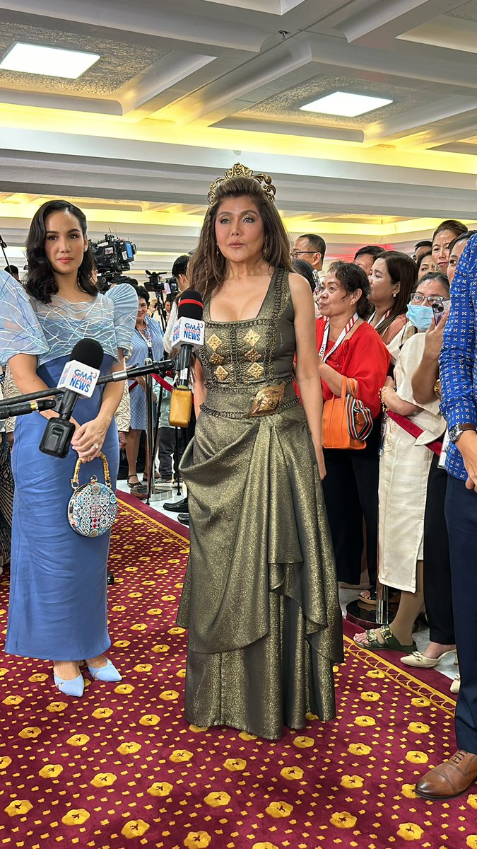hermes_tunac's tweet photo. Senator Imee Marcos arrives at Batasang Pambansa for #SONA2024 wearing a Moro-inspired dress. 

When asked what made her decide to wear this ensemble, she answered, “Kasi maraming mapusok.” | @gmanews https://t.co/jUpIIGi4Fv