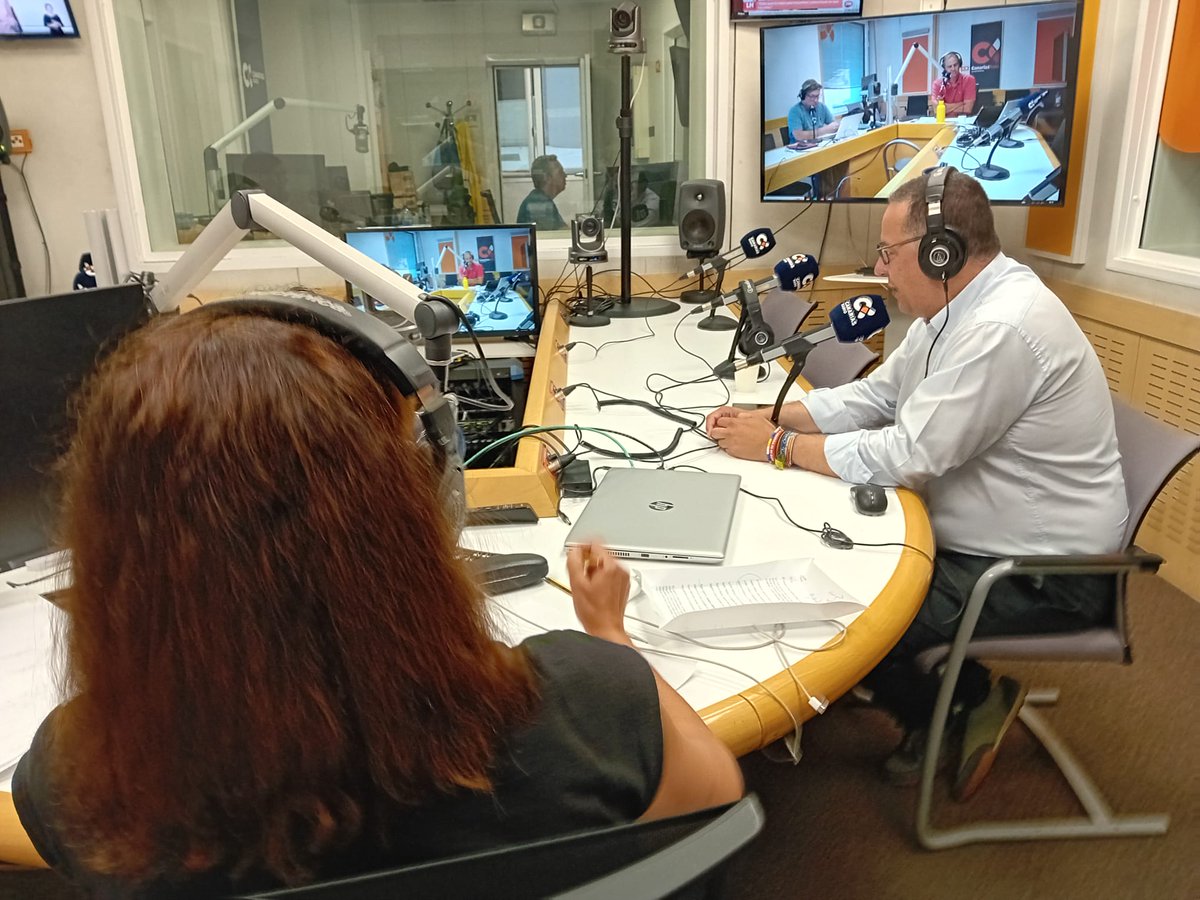 laradiocanaria's tweet photo. ⭕️ #Directo
Entrevista a @PoliSuarezgc, consejero de @EducacionCan, en #ElDesayuno de @Dlanochealdia, con @Migueldaswani.
Sintoniza #CanariasRadio. También en la web 📡 https://t.co/slYSldLuyo https://t.co/VopI8GAJIf