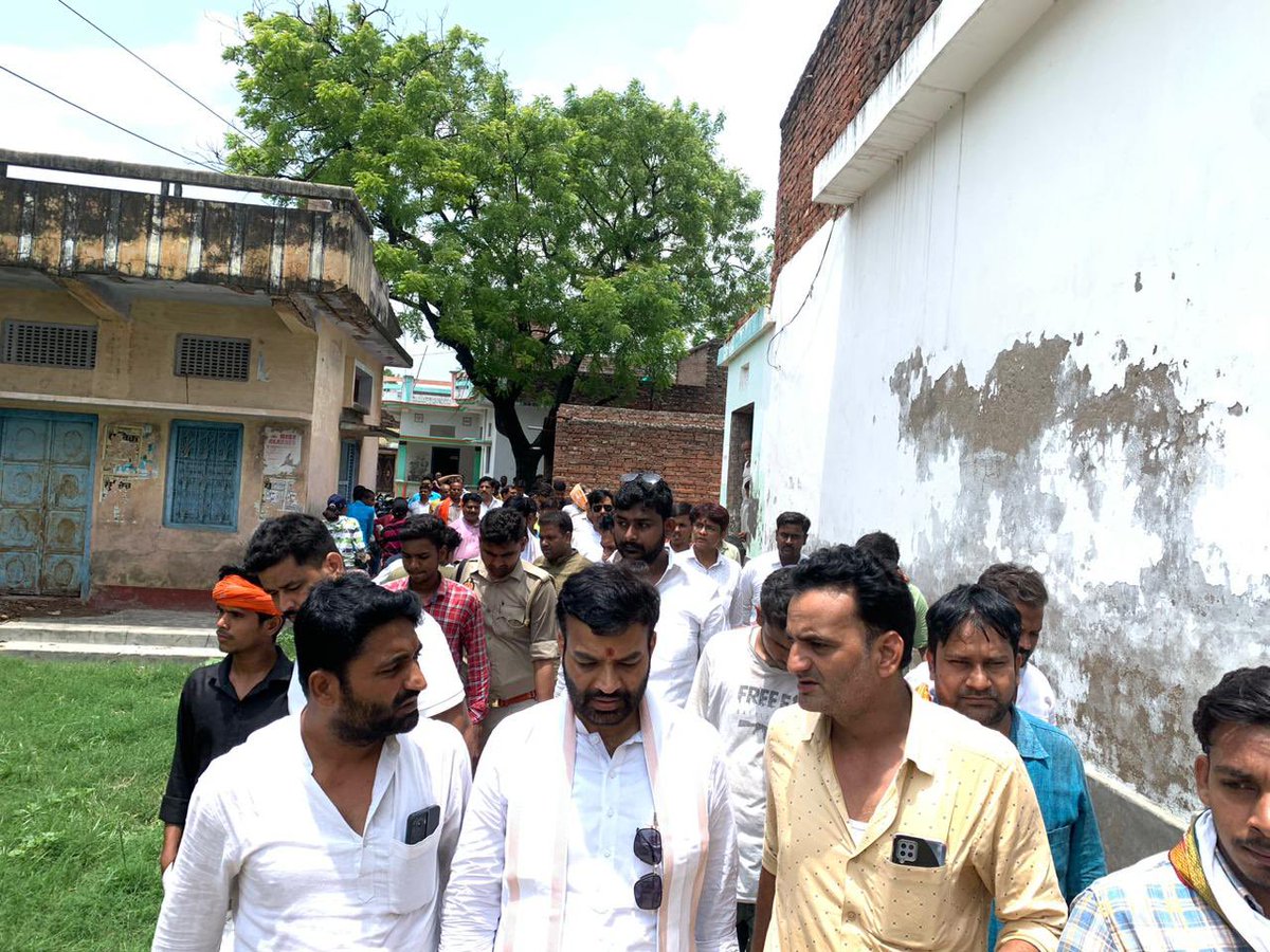 विगत 20 जुलाई को बांसडीह में हुई निर्मम हत्या में अपने 22 वर्षीय युवा पुत्र को खोने वाले दीपनारायण पाण्डेय जी से मिलकर शोक संवेदना व्यक्त करते हुए विश्वास दिलाया कि हत्यारों के विरुद्ध #योगी_सरकार ऐसी #कठोरतम_कार्यवाही करेगी की अपराधियों की आने वाले 07 पीढ़ियों के रूह काँप जाएँगे