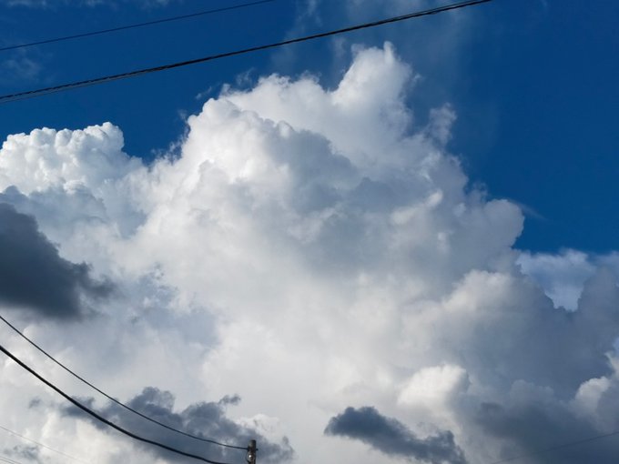 この時期ついつい撮ってしまう夏の雲 漫画に使える?
まずは元画像を白黒画像に 空は黒で雲は白
元画像をグレー化したものを重ねる 雲の陰影がつく
白黒画像の黒部分を範囲選択でとってグラデーションを流し込む 白黒画像を非表示
つづく⇒ 