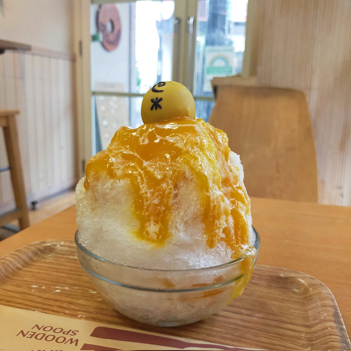 kapahulunui's tweet photo. やっと行けたフロレスタ！
パグ太郎のしっぽかき氷🍧も食べられた🥰パグ太郎色でマンゴー味美味しかった🧡
#おじカワ
#パグ太郎 https://t.co/kYVtN3Slvi