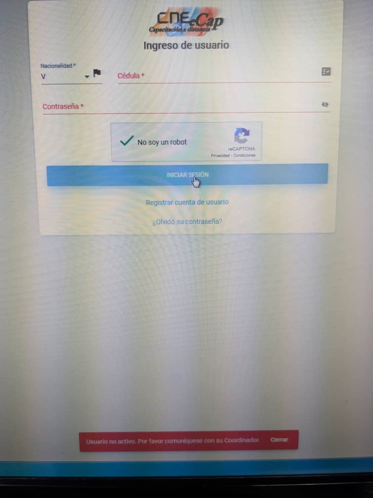 GustavoAzocarA's tweet photo. PLATAFORMA DE CAPACITACIÓN DEL CNE NO ENVIA CREDENCIALES A LOS MIEMBROS DE MESA:

1. Fui electo MIEMBRO SUPLENTE DE MESA para la elección presidencial del próximo 28 de julio. Así me lo notificó el CNE vía mensaje de texto. 
2. Tardé 8 días esperando un Código que debía llegar a mi correo para ingresar al sistema. 
3. Cuando por fin pude ingresar al sistema y hacer la capacitación, ocurrió que nunca pude descargar mi credencial. 
4. Me informaron que debía registrarme de nuevo, con otro correo electrónico y otra contraseña. Así lo hice.
5. Volví a registrarme. Hice nuevamente la capacitación en la web https://t.co/xiIwPC1OGC respondí todas las preguntas (pasé las pruebas) y una vez más la plataforma no me entrega la credencial. 
6. LO PEOR: cuando cierro la sesión e intento volver a ingresar para ver si el sistema me da la credencial, la plataforma me dice que mi usuario es inválido. 
7. Una de dos: o la plataforma del CNE tiene serios problemas, o tal parece que hay algo que impide que el sistema me entregue mi credencial. 
Conclusión: algo anda mal, muy mal.