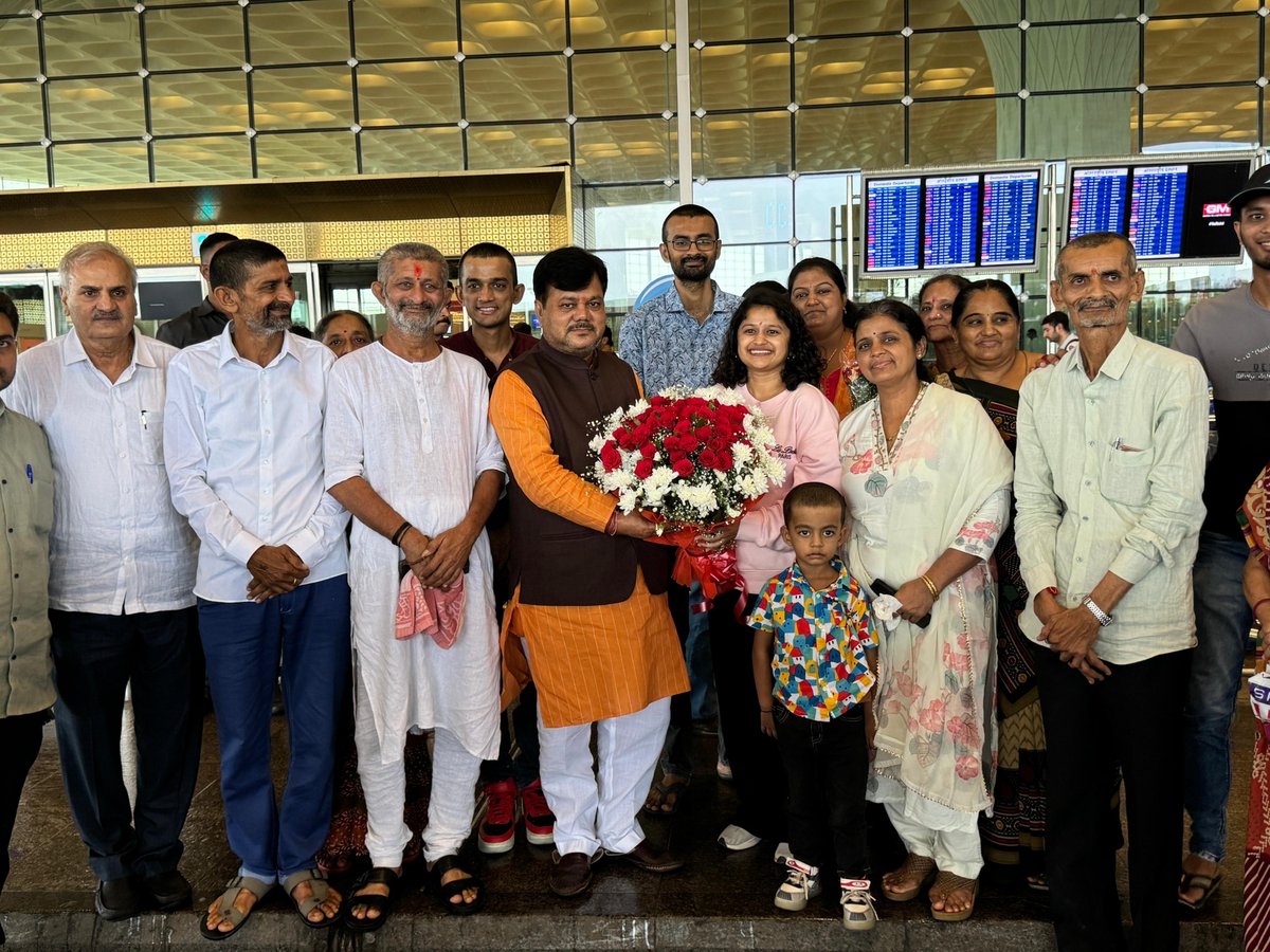 mipravindarekar's tweet photo. आज भाजपा मागाठाणे विधानसभेचे मंडल अध्यक्ष दिवंगत दिलीप उपाध्याय यांच्या मुलीला डेलास (DALLAS) USA येथे पुढील उच्च शिक्षण��साठी जात असताना मी उपस्थित राहुन शुभेच्छा दिल्या.
माझे सहकारी स्व. दिलीप उपाध्याय हे आज मुलीला सोडण्यासाठी विमानतळावर नाहीत हे दुःख मला कधीच विसरता येणार नाही.

स्व. दिलीप उपाध्याय यांनी मुलीच्या शिक्षणासाठी आटापीटा केला व ती दिनांक २९ जानेवारी २०२४ रोजीच डेलासला जाणार होती. परंतु स्व. दिलीप उपाध्याय यांचे देहावसान झाले. 

आज ती परदेशी चालली आहे. यावेळी त्या कुटूंबासमवेत भरलेल्या अंतःकरणाने शुभेच्छा व शिक्षण पूर्ण करण्यासाठी तिला आत्मविश्वास देण्याचा छोटासा प्रयत्न केला. माझ्या आयुष्यामधील हृदय हेलावणारा प्रसंग म्हणून यांची नोंद राहील.