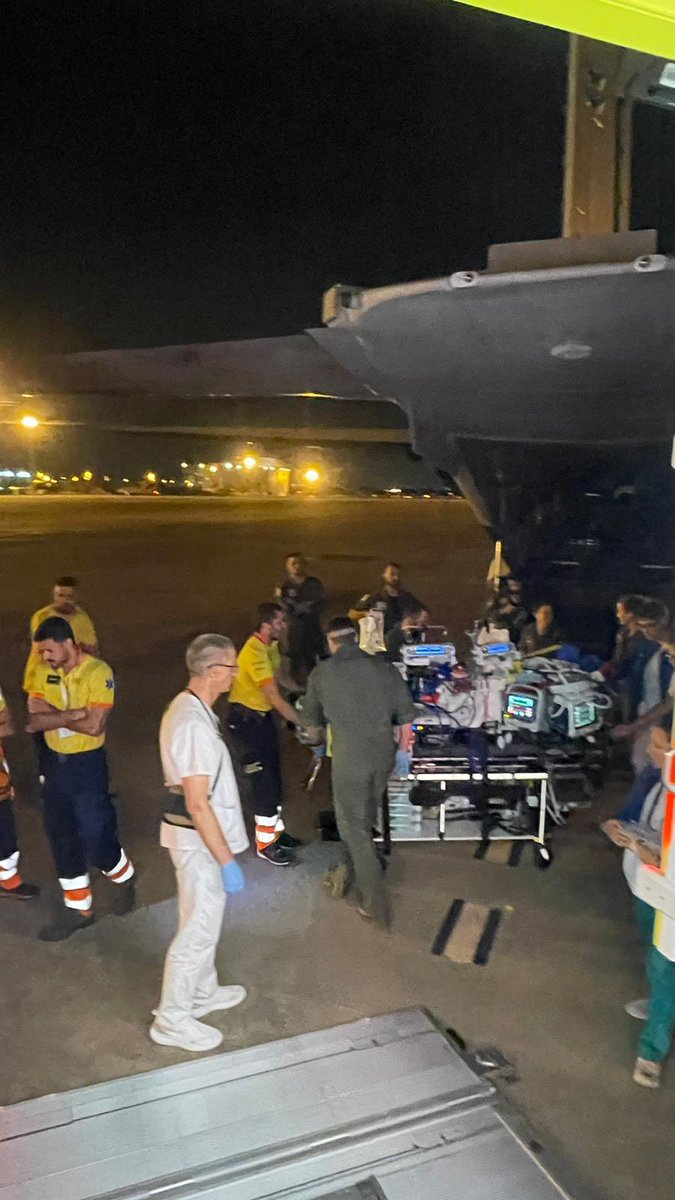 📸 Divendres es va realitzar una nova assistència i trasllat d'un nounat de menys de 24 hores de vida amb una insuficiència respiratòria greu.
Tal com s'estableix al programa d'#ECMO pediàtric, es va desplaçar un dels equips canul·ladors, en aquest cas de l'Hospital