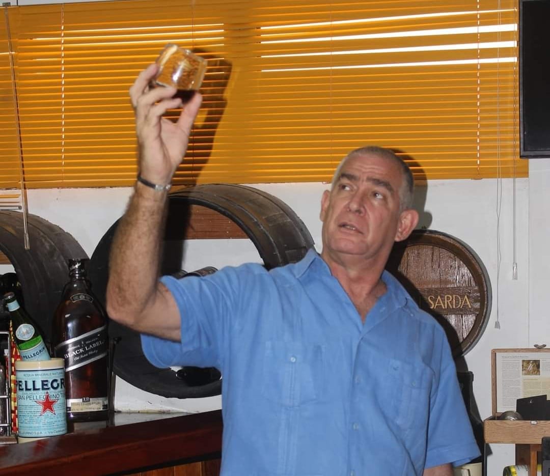 AndroAbon's tweet photo. Desde la Asociación de Cantineros de Cuba @accdn1924 se realizó una cata comentada del Ron Santiago de Cuba, dirigida por el Maestro del Ron Cubano Julio Enrique Ayán. 
Desde #CubaRonSA se comparte la tradición e historia del Ron Ligero Cubano 🥃. https://t.co/YkdTE5CRDW