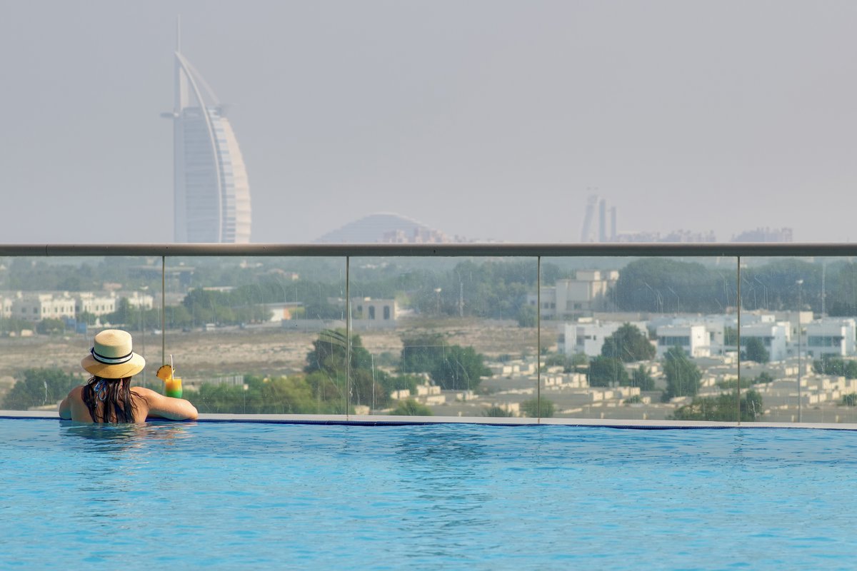 🌞🍹🏊Summer vibes by the pool, overlooking Burj al Arab and the Dubai skyline.
#summer #staycation #dubaihotels #summervibes #hotelseaview #twoseasonshotel