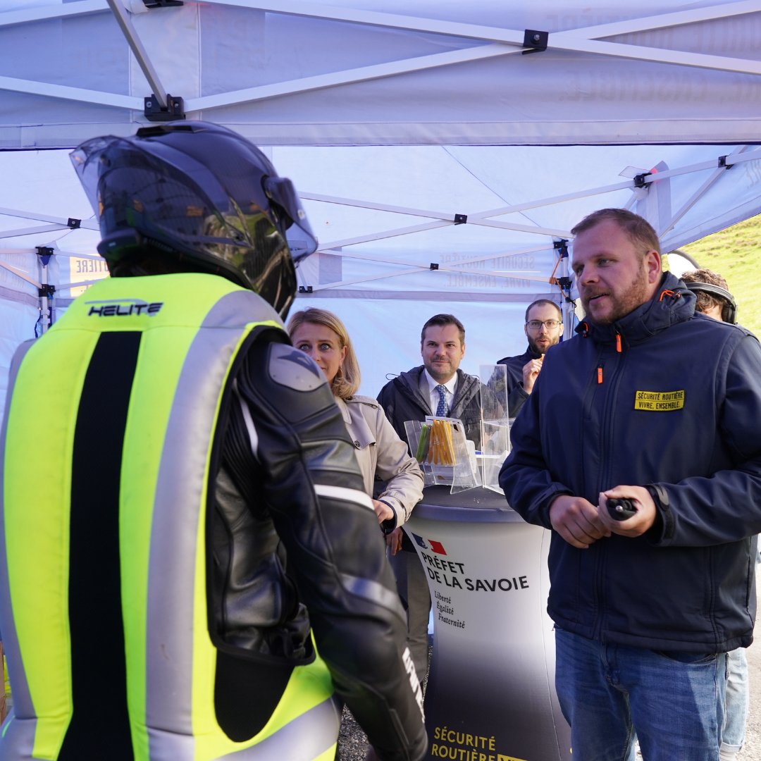 Prefet73's tweet photo. 🏍️ #SécuritéRoutière | Motards, cyclistes, automobilistes, respectez les limitations de vitesse, soyez prudents sur la route. En 2023, 80 % des accidents mortels impliquant des motards et des cyclistes se sont produits entre juin et août.

📅 Le 2ème rendez-vous Col Cool de la Sécurité routière est prévu demain de 10h à 16h au Belvédère du Revard pour sensibiliser aux risques routiers en montagne.
Pour les motards, c’est l’occasion de tester et de tenter de gagner un gilet airbag.
#Savoie #Route #Prévention #LaFeclaz