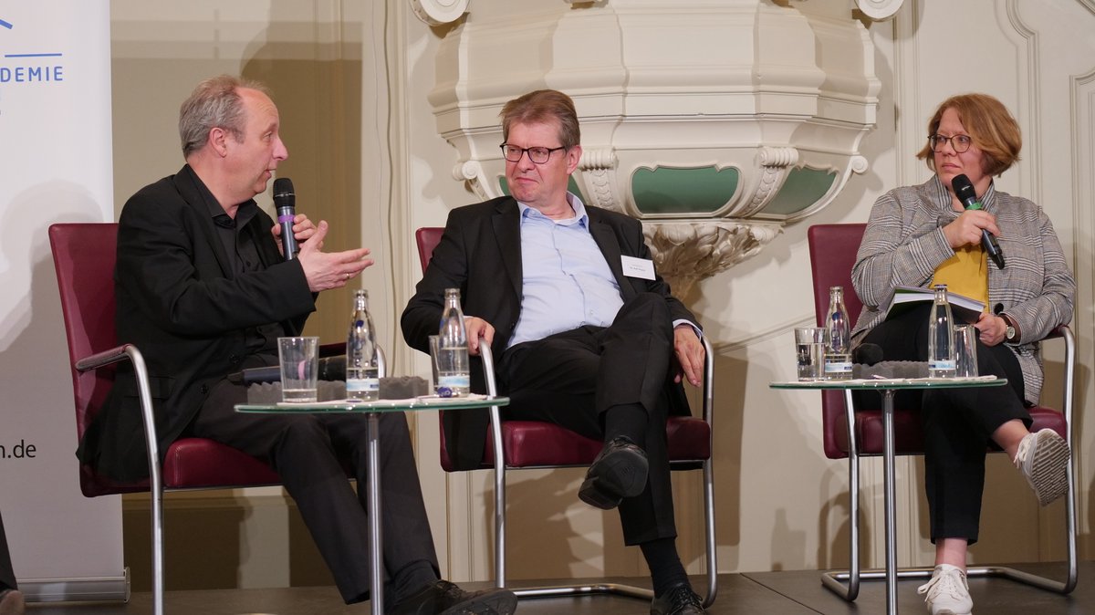 Das Friedensgutachten tweet media