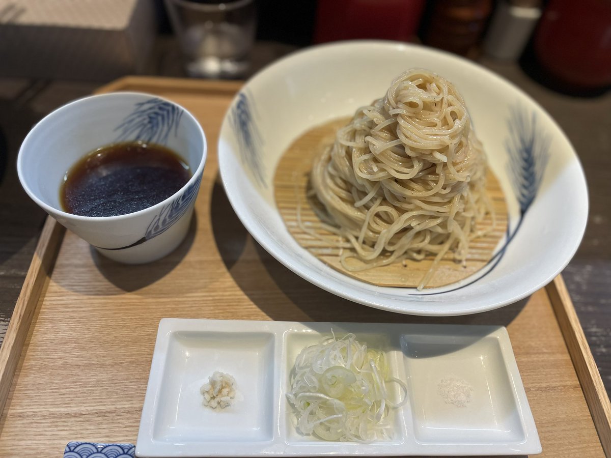 支那そばや本店
麺の勉強をしようと思いまして。
どちらも美味しかったのですが、特に塩は今まで食べていなかった事を後悔しました。
美味しすぎて。
激しく後悔しました。
絶対にまた食べに行きます。
