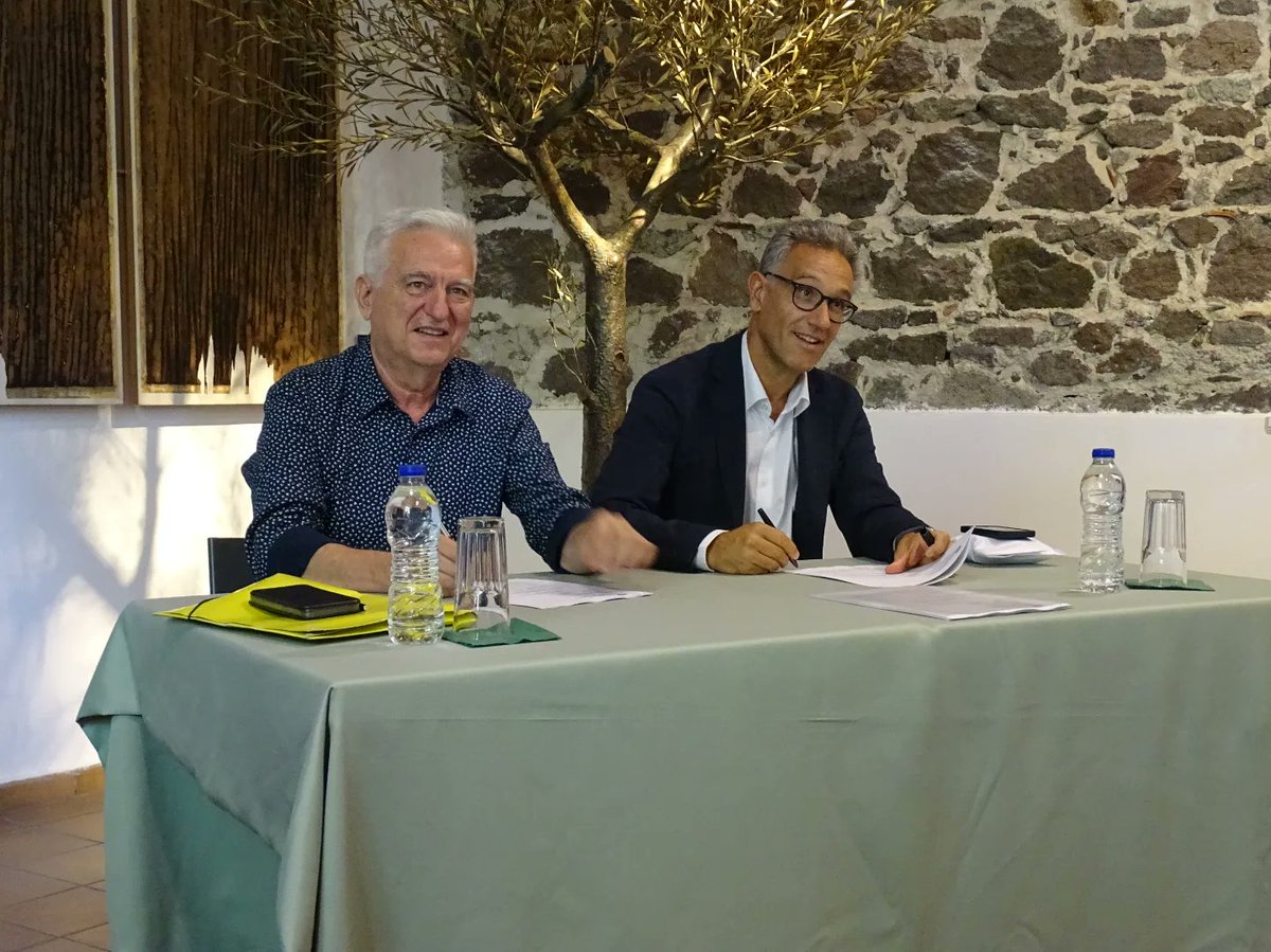 Υπεγράφη σήμερα η σύμβαση για το έργο «Κατασκευή Φράγματος Τσικνιά, Ν. Λέσβου, Εγκαταστάσεων Επεξεργασίας Νερού και Δικτύων», στο Μουσείο Βιομηχανικής Ελαιουργίας Λέσβου. 

#ΥΠΥΜΕ #υποδομές #έργα #υπογραφή_σύμβασης #φράγμα_Τσικνιά #Μυτιλήνη