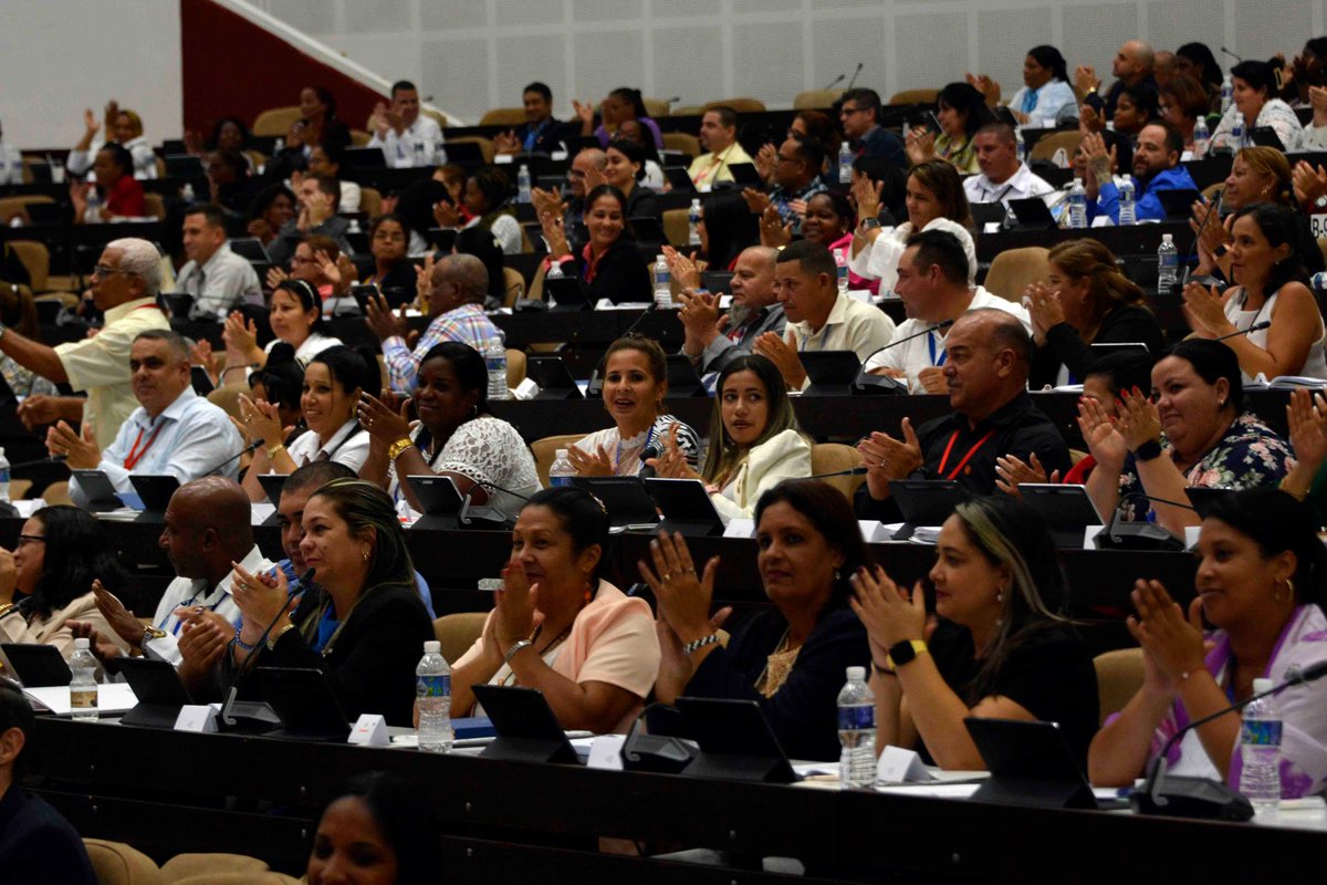MMarreroCruz's tweet photo. #FidelPorSiempre: "Yo sé que cuando un pueblo está unido como este y tiene fe y tiene hombres que no lo van a traicionar, es un pueblo invencible; y que a la Revolución nada ni nadie podrá vencerla".
#UnidosXCuba https://t.co/RpJvaerbvG