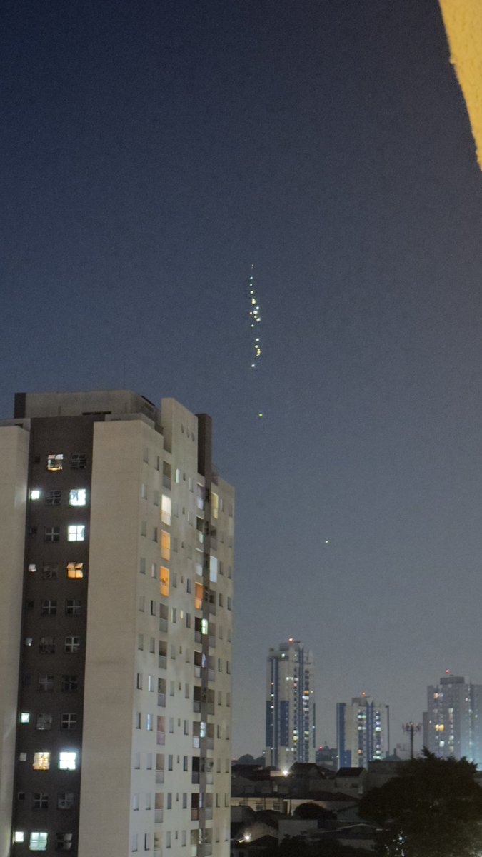 sandrocrvlo's tweet photo. E esse balão que estava na Zona Leste ontem?
Olha o tamanho da cangalha!

#balao #zonaleste #011sp #saopaulo https://t.co/kxzxSs445x