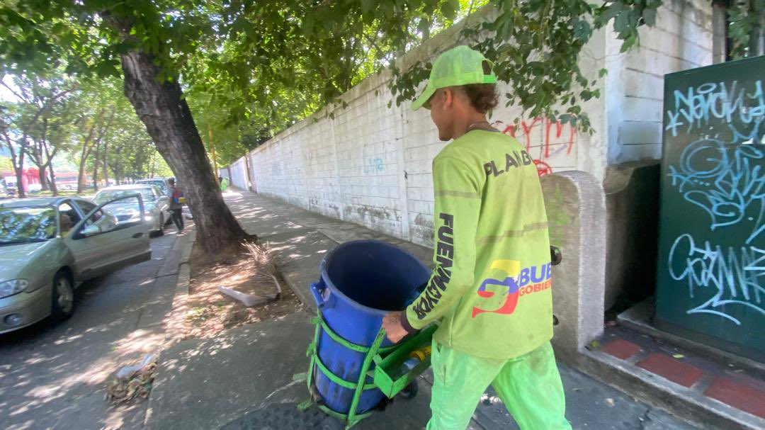 Trabajando a lo largo de la Av. Andres Eloy Blanco, en la parroquia San José, con labores de barrido profundo, desmalezado, desorillo de aceras y la recolección de desechos vegetales.

<a href="/NicolasMaduro/">Nicolás Maduro</a> 
<a href="/delcyrodriguezv/">Delcy Rodríguez</a> 
<a href="/JosueLorcaV/">Josué Lorca Vega</a> 
<a href="/rafaellacava10/">Rafael Lacava</a> 
<a href="/JFuenmayor_PSUV/">Julio Fuenmayor</a>
