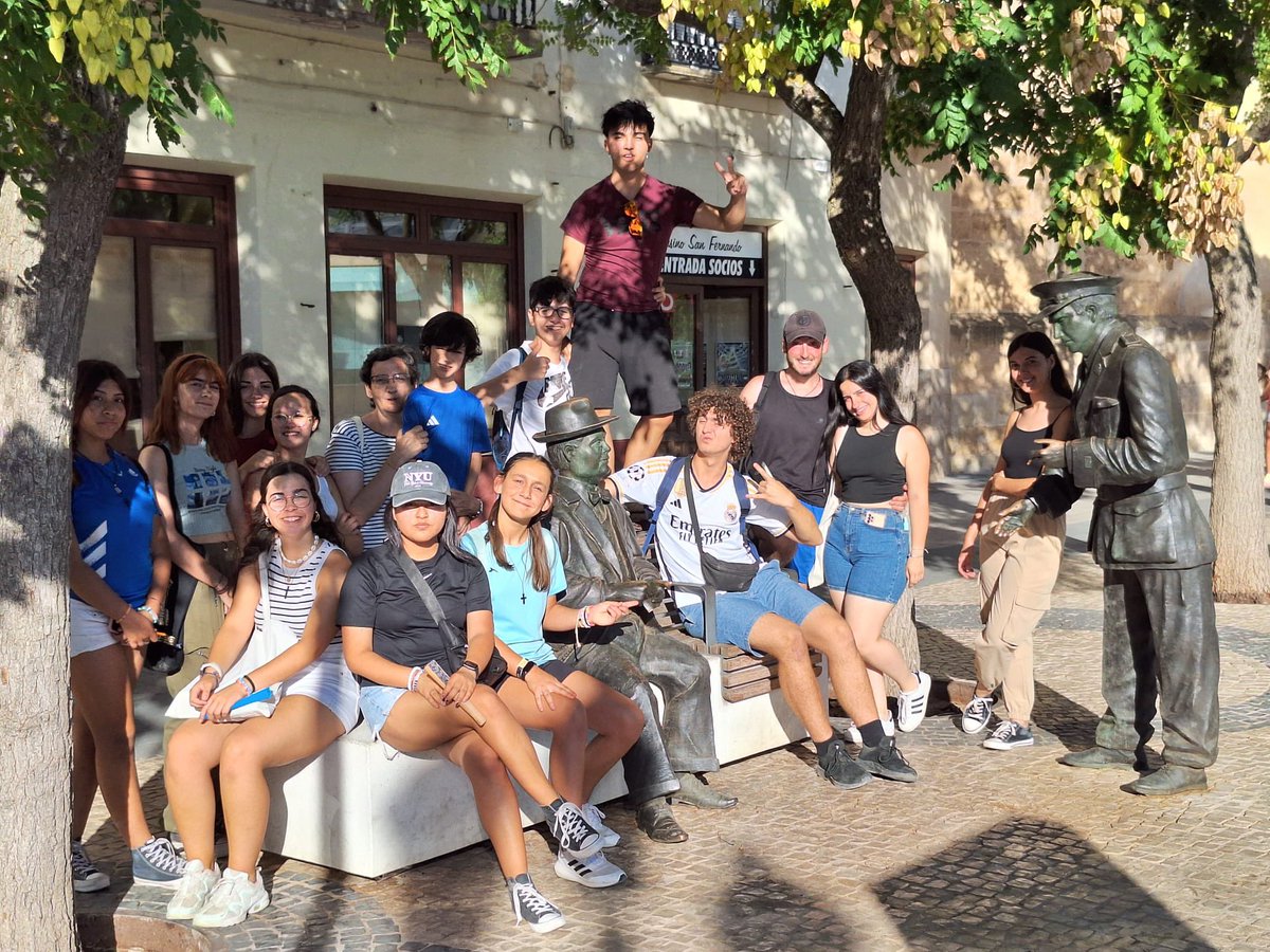 DeicDominicas's tweet photo. El voluntariado joven de nuestro Campo de Trabajo Tomelloso24 se tomó, ayer, un domingo de descanso para reponer fuerzas y afrontar, desde hoy mismo, una nueva semana de servicio y formación. Por la mañana visitaron los espacios de la ciudad y por la tarde disfrutaron la piscina. https://t.co/LqpDV7m6iI